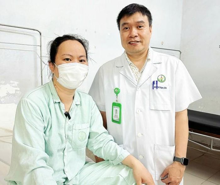 Bác sĩ thăm khám cho bệnh nhân sau phẫu thuật. Ảnh: BVCC. 