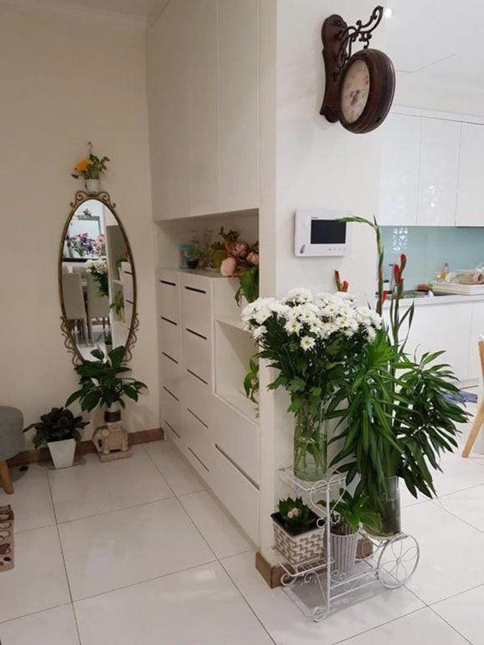 Ngoài sắc trắng thì việc tiết giảm nội thất ở mức vừa đủ cũng là bí quyết để nhà của BTV Hoài Anh dễ chịu và trông thiện cảm đến thế. Có thể nói, căn hộ của BTV Hoài Anh là mẫu căn hộ mơ ước của nhiều người trẻ: Trẻ trung, hiện đại, nhẹ nhàng. Cũng rất dễ đoán được Hoài Anh là người yêu thích cỏ cây hoa lá. Hoa tươi được bày biện ở khắp nơi trong phòng khách. Cô cũng dành phần ban công để trồng nhiều loại cây khiến ngôi nhà trông mát mẻ, thoáng đãng hơn hẳn.