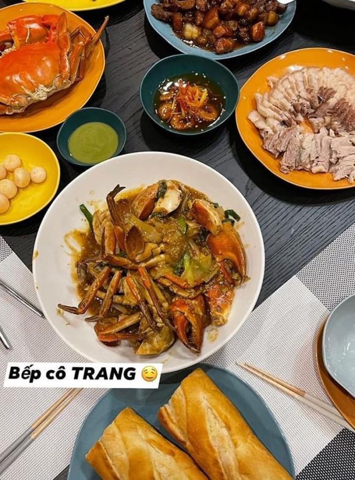 Gia đình "chẳng có gì ngoài điều kiện" thế nhưng những món ngon Đàm Thu Trang đãi chồng không toàn "sơn hào hải vị" mà phần đa là đồ ăn dân dã như: Bún chả, cơm gà, bánh mì kẹp... Chỉ đơn giản vậy thôi, cũng đủ khiến Cường Đô la thấy hạnh phúc. Điều đáng nói là phần đa món ăn Đàm Thu Trang làm là do ông xã chụp lại và chia sẻ trên trang cá nhân.