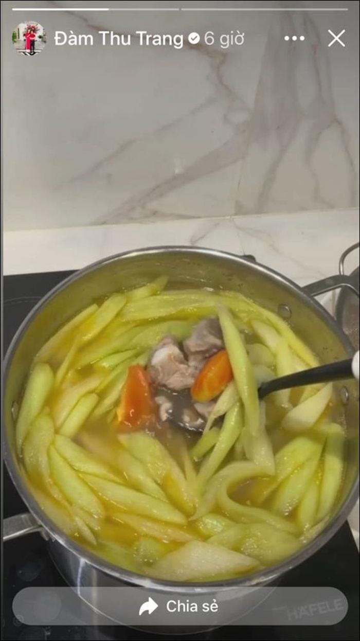 Canh sườn nấu dọc mùng có vị chua chua, thanh mát rất được yêu thích, đặc biệt là những ngày nóng nực. 