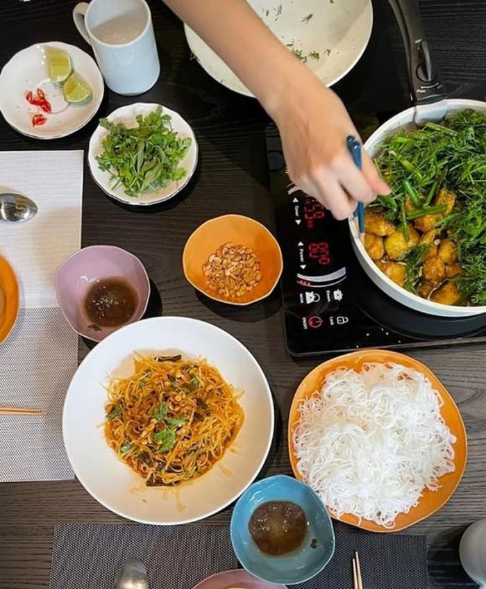 Một bữa ăn thường ngày vô cùng đơn giản với những món ăn mộc mạc.