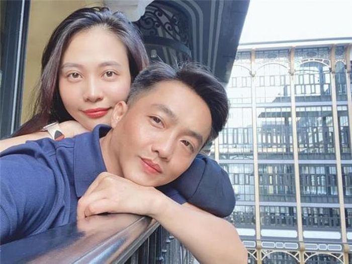 Theo Ngôi sao, Đàm Thu Trang, vợ Cường Đô La, dù làm dâu hào môn với đầy đủ điều kiện nhưng cựu người mẫu vẫn thường xuất hiện với hình ảnh rất đời thường. Cô chăm làm việc nhà, tinh tế khi sánh bước bên chồng, ứng xử tinh tế với con riêng của chồng...
