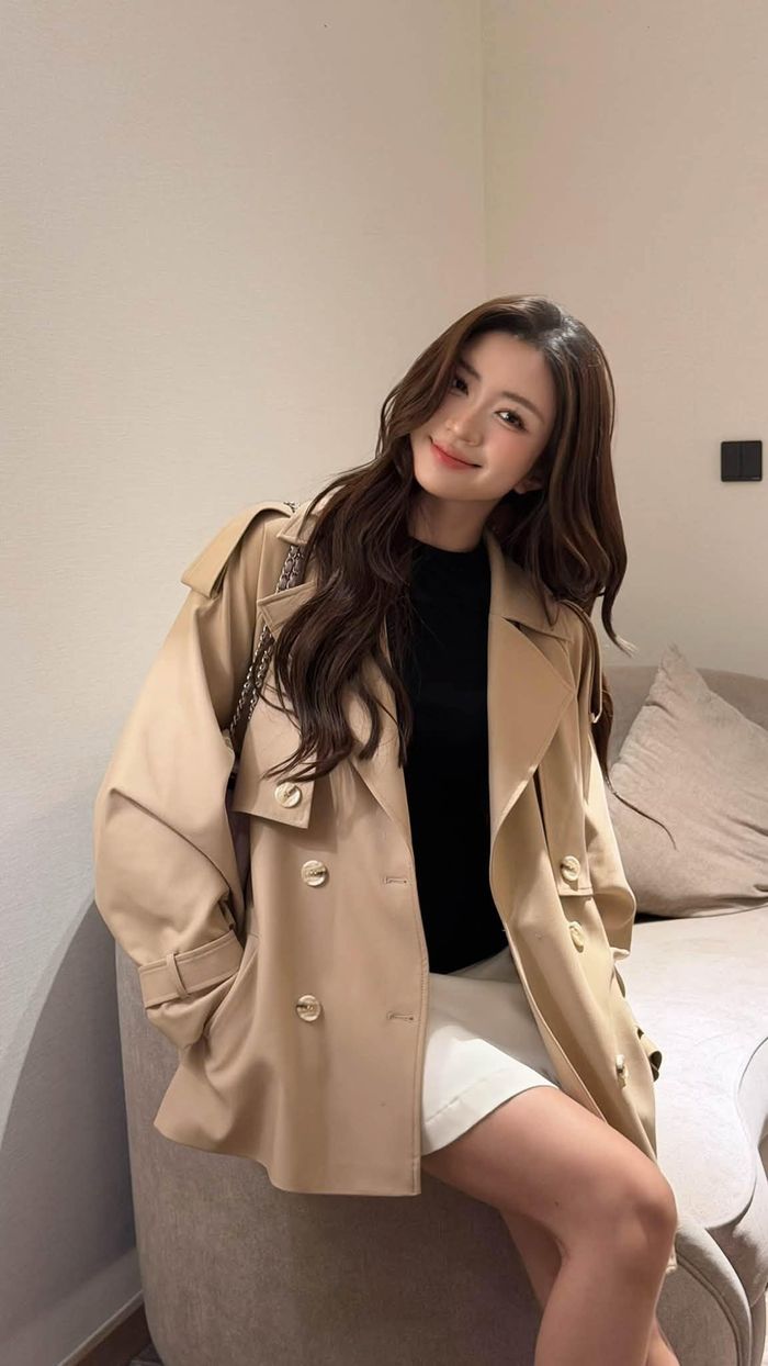 Diễn viên Nguyễn Ngọc Huyền chia sẻ hình ảnh xinh tươi, nụ cười thân thiện cùng thời trang cuốn hút.