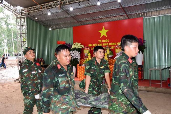 Trong ngày 4/10, lực lượng tìm kiếm đã phát hiện, quy tập thêm 5 bộ hài cốt liệt sĩ cùng 2 bộ di vật tại Khu B, Công viên Lê Thị Riêng. Ảnh:Bộ Tư lệnh TPHCM,