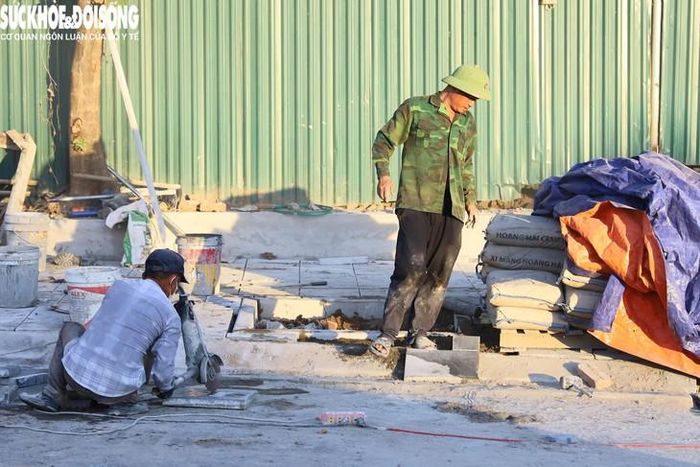 Tại mốt số đoạn, công nhân tiếp tục hoàn thiện vỉa hè, lát đá tại dải phân cách và lắp đặt hệ thống đường ống cấp nước sạch.
