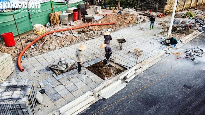 Hiện tại, hạng mục vỉa hè và lát đá dải phân cách trên toàn tuyến đạt khoảng 60%.