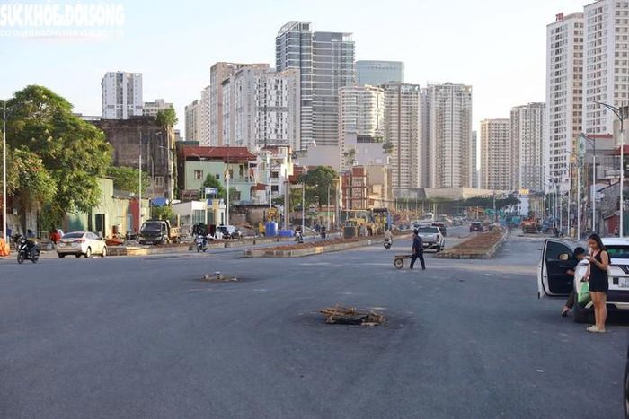Tuyến đường được thông xe kỹ thuật với chiều dài khoảng 582 m, kết nối từ đường Nguyễn Hoàng Tôn vào trung tâm Khu đô thị mới Tây Hồ Tây