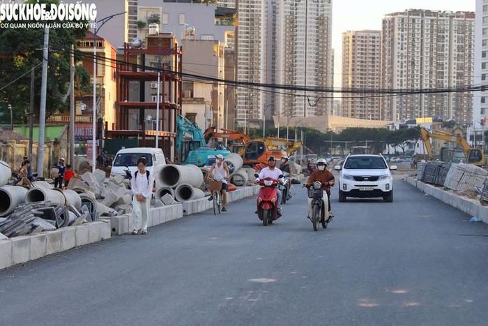 Ghi nhận tại công trường dự án, những ngày qua, tận dụng thời tiết thuận lợi, nhà thầu đang huy động nhiều máy móc, trang thiết bị cùng đội ngũ kỹ sư thi công hoàn thiện các hạng mục còn lại của dự án.