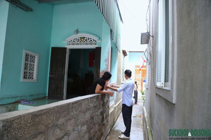 Cán bộ phường Cửa Lò đo đạc, kiểm đếm tài sản của người dân để lập phương án bồi thường, giải phóng mặt bằng. Ảnh: Song Hoàng.