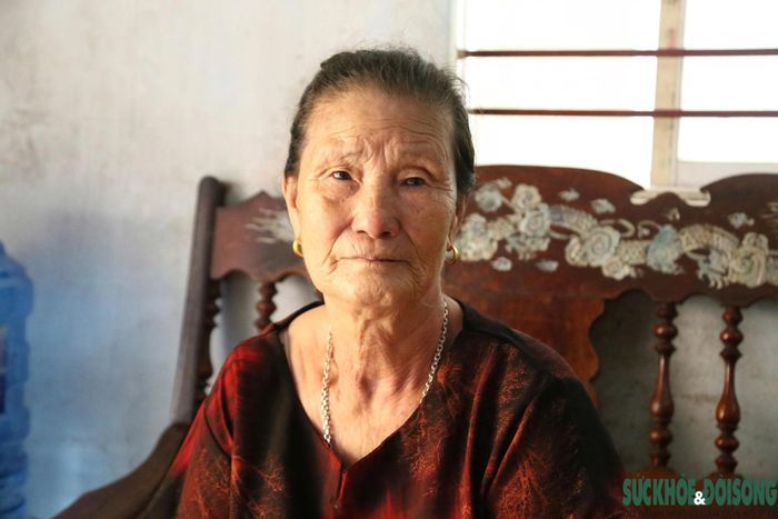 Bà Nguyễn Thị Hòa cho biết gia đình đã chờ bồi thường, di dời suốt nhiều năm qua nhưng đến nay vẫn chưa thể ổn định nơi ở mới. Ảnh: Song Hoàng.