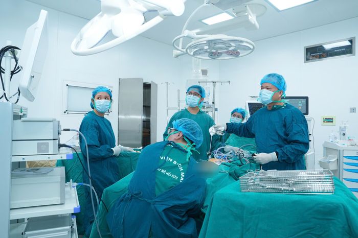 Ekip phẫu thuật nội soi trong sản khoa cho người bệnh tại cơ sở Ninh Bình.  Ảnh: Thành Dương