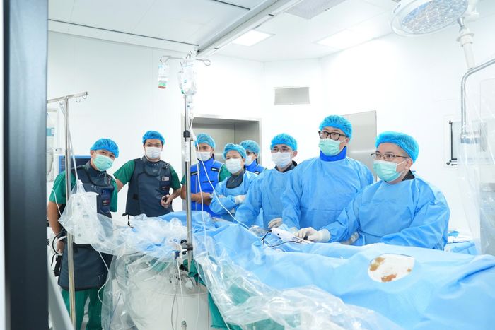 Các bác sĩ thực hiện kỹ thuật can thiệp tim mạch tại Bệnh viện Bạch Mai cơ sở Ninh Bình. Ảnh: Thành Dương