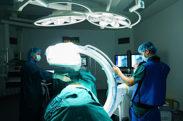 Các bác sĩ Bạch Mai tạo hình thân đốt sống bằng bơm xi măng sinh học có bóng (Balloon Kyphoplasty) cho bệnh nhân tại cơ sở Ninh Bình. Ảnh: Thành Dương