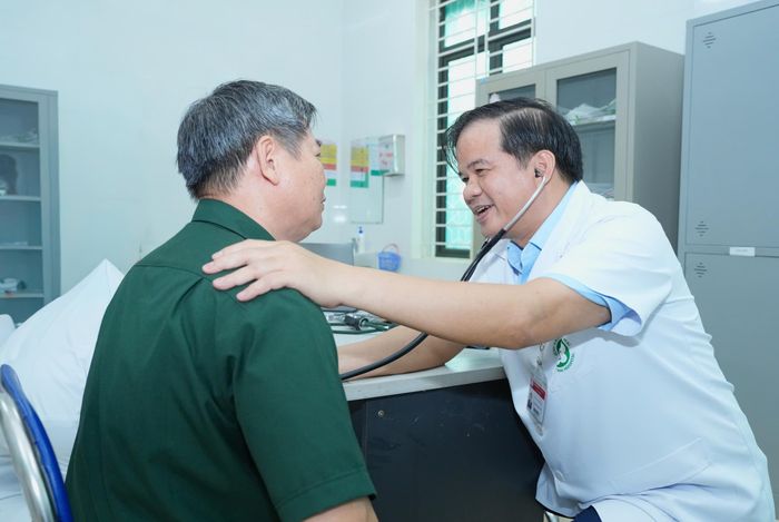 PGS.TS Đào Xuân Cơ thăm khám cho thương bệnh binh trong dịp tri ân của bệnh viện tại Bệnh viện Bạch Mai cơ sở Ninh Bình. Ảnh: Thành Dương