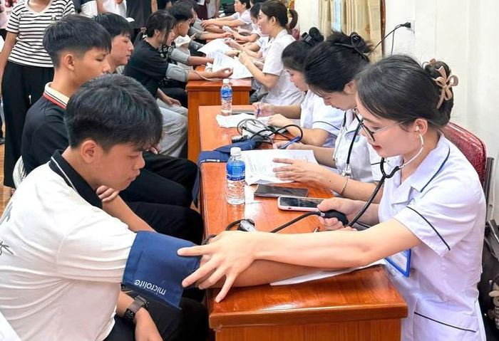Thực hiện đo huyết áp cho học sinh. Ảnh: BVCC.