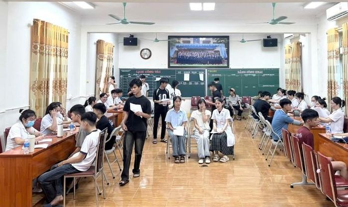 Qua khám sức khỏe cho 1.932 học sinh, bác sĩ phát hiện vấn đề về thị lực, răng miệng và thừa cân. Ảnh: BVCC.