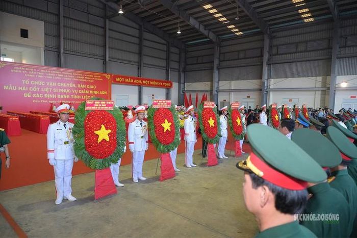 Lễ dâng hương, tiễn 15.401 mẫu hài cốt liệt sĩ tại sân bay Cần Thơ. Ảnh: N. Khánh.