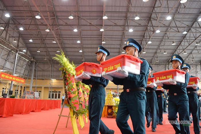 Lực lượng làm nhiệm vụ đưa các mẫu hài cốt liệt sĩ vào vị trí tiếp nhận. Ảnh: Tuấn Anh
