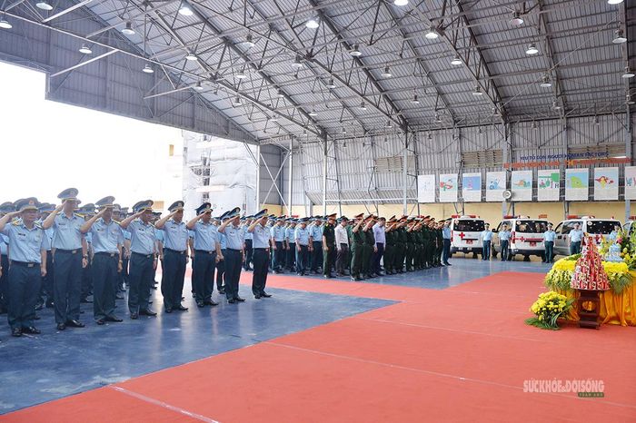 Cán bộ, chiến sĩ dành một phút mặc niệm các anh hùng liệt sĩ tại sân bay Gia Lâm. Ảnh: Tuấn Anh