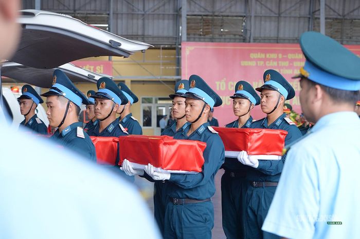 Lực lượng làm nhiệm vụ tiếp nhận các mẫu sau hành trình bằng máy bay. Ảnh: Tuấn Anh
