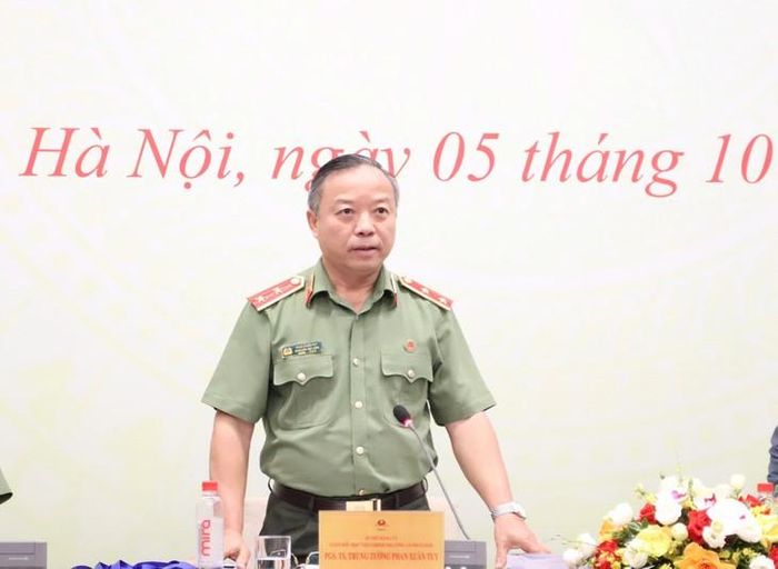 PGS.TS. Trung tướng Phan Xuân Tuy - Giám đốc Học viện Chính trị CAND thông tin về Hội thảo. Ảnh: LB