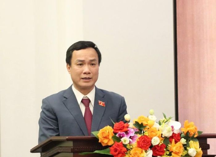Phó Chủ nhiệm Ủy ban Văn hóa và Xã hội Triệu Thế Hùng cung cấp thông tin về Hội thảo. Ảnh: LB