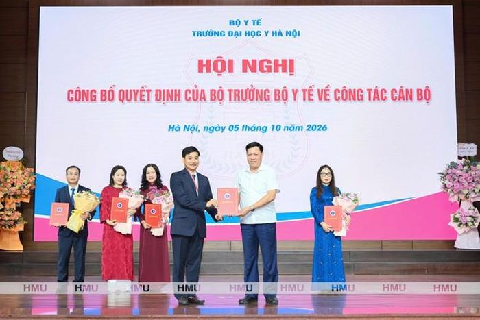 Thứ trưởng Bộ Y tế Đỗ Xuân Tuyên trao các quyết định bổ nhiệm và bổ nhiệm lại chức vụ Phó Hiệu trưởng Trường Đại học Y Hà Nội cho PGS.TS Phan Thị Thu Hương, PGS.TS Hồ Thị Kim Thanh, TS Phạm Xuân Thắng, PGS.TS Kim Bảo Giang và PGS.TS Lê Đình Tùng. Ảnh: HL