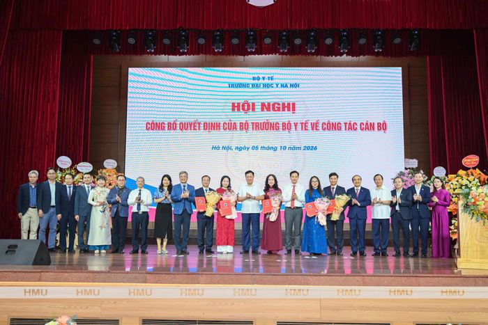 Đại diện lãnh đạo Bộ Y tế cùng tập thể Đảng ủy, Ban Giám hiệu và trưởng các đơn vị, bộ môn, khoa, phòng thuộc Trường Đại học Y Hà Nội chúc mừng các Phó Hiệu trưởng.