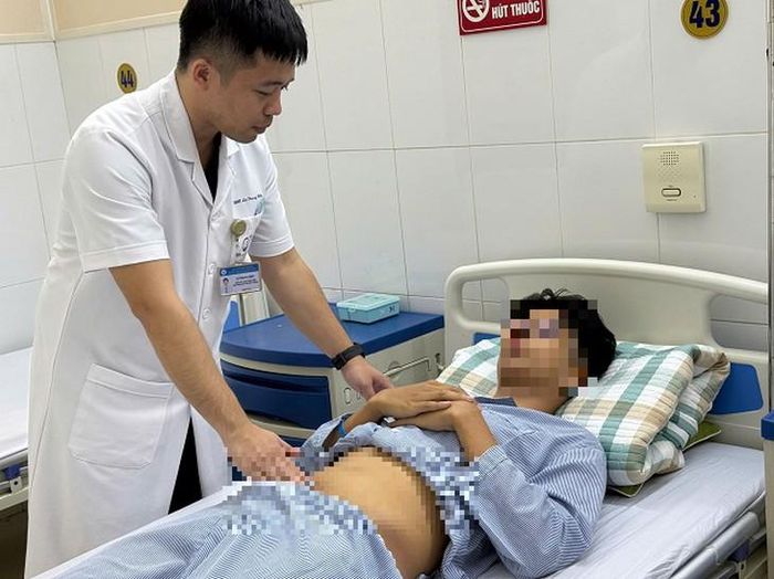 Bác sĩ Lê Trung Hiếu thăm khám ổ bụng cho một bệnh nhân sau phẫu thuật tại Khoa Ngoại Thận - Tiết niệu - Nam học. Ảnh: BVCC.