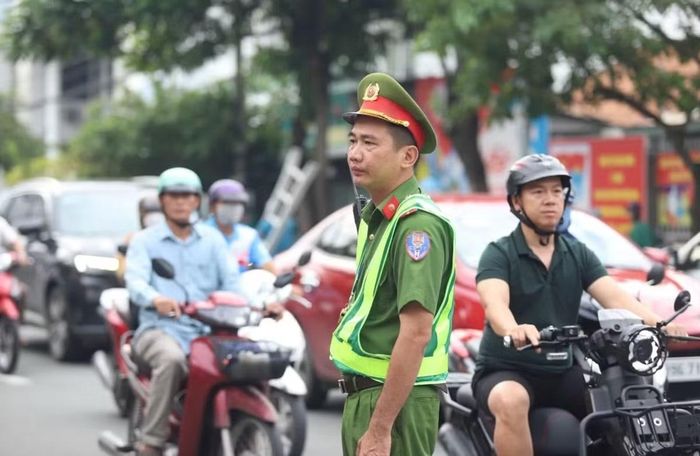 Lực lượng chức năng làm nhiệm vụ bảo đảm trật tự, an toàn giao thông bên ngoài Tòa án Nhân dân TP. Đồng Nai. Ảnh: TPO.