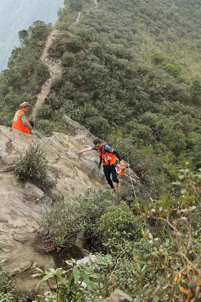 Nhà vô địch "Bước chân trên mây" mùa 2, nhà báo Hoàng Yên vượt qua đoạn địa hình đá dốc, cheo leo hiểm trở trên đường chinh phục đỉnh Tà Xùa năm 2025. Ảnh: PLVN