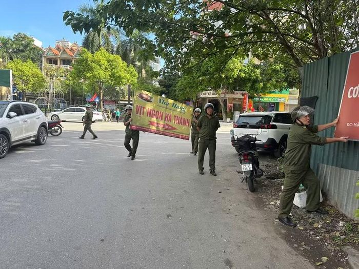 Cùng với việc xử lý các trường hợp vi phạm, lực lượng chức năng xã Đông Anh chú trọng tuyên truyền, vận động để người dân, các hộ kinh doanh nâng cao ý thức chấp hành