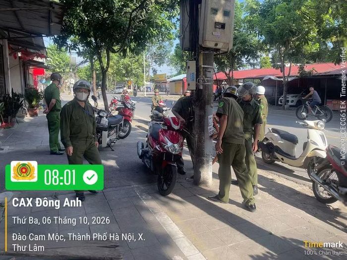 Tổ công tác bóc gỡ, xóa những quảng cáo rao vặt gây mất mỹ quan đô thị