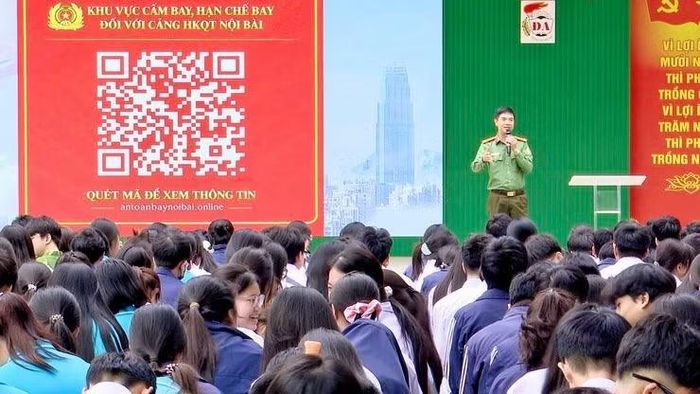 Đại tá Nguyễn Huy Khánh thông tin tới cán bộ, giáo viên và học sinh về tình hình, những nguy cơ có thể ảnh hưởng đến an ninh, an toàn hàng không