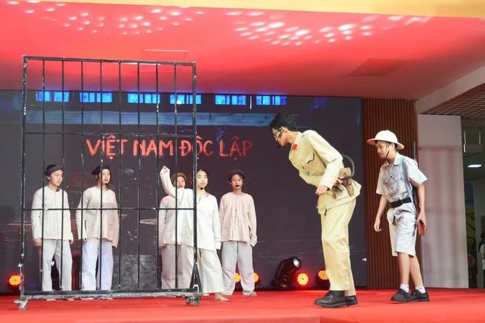 “Sen trong đá”: Đưa những câu chuyện lịch sử nữ anh hùng bất khuất đến với học sinh