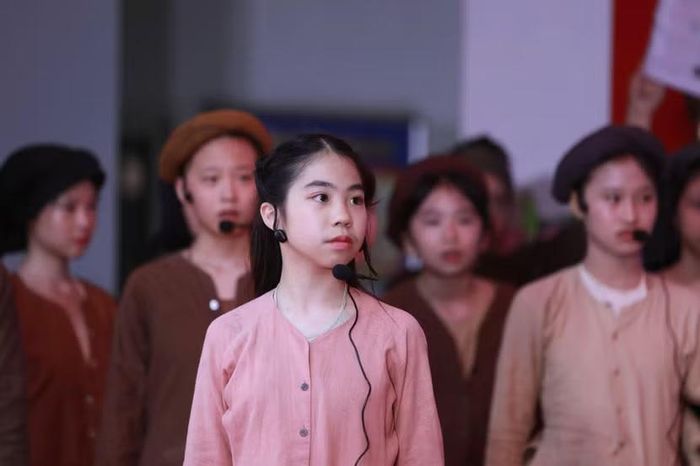 Em Nguyễn Ngọc Lam Giang, học sinh lớp 8E1, Trường THCS Ngô Sỹ Liên, vào vai nữ anh hùng Hoàng Ngân