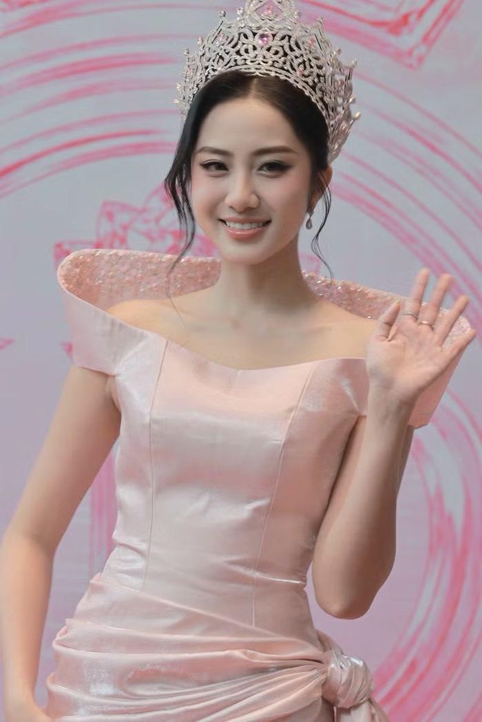 Đương kim "Hoa hậu Việt Nam" Hà Trúc Linh