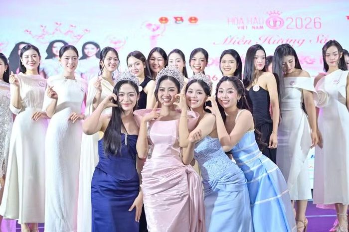 Top 3 "Hoa hậu Việt Nam 2024" cùng các thí sinh trước đêm chung khảo toàn quốc "Hoa hậu Việt Nam 2026"