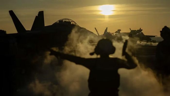 EA-18G Growler vì vậy được thiết kế như một máy bay tác chiến điện tử chuyên dụng, nhưng vẫn giữ nhiều đặc tính của nền tảng F/A-18F, bao gồm khả năng hoạt động từ tàu sân bay và thực hiện các nhiệm vụ đa dạng.