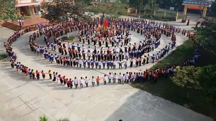 Xòe được đưa vào trường học để dạy