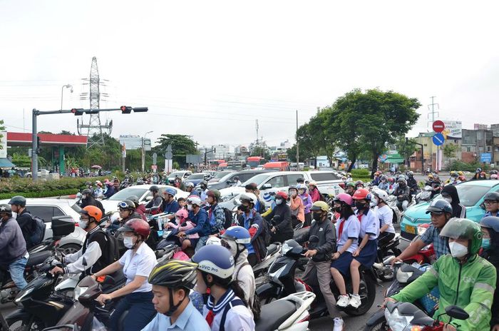 Tình trạng ùn tắc cục bộ một số tuyến đường gần trường học ở TPHCM vẫn xảy ra. Ảnh: Đ.Xá