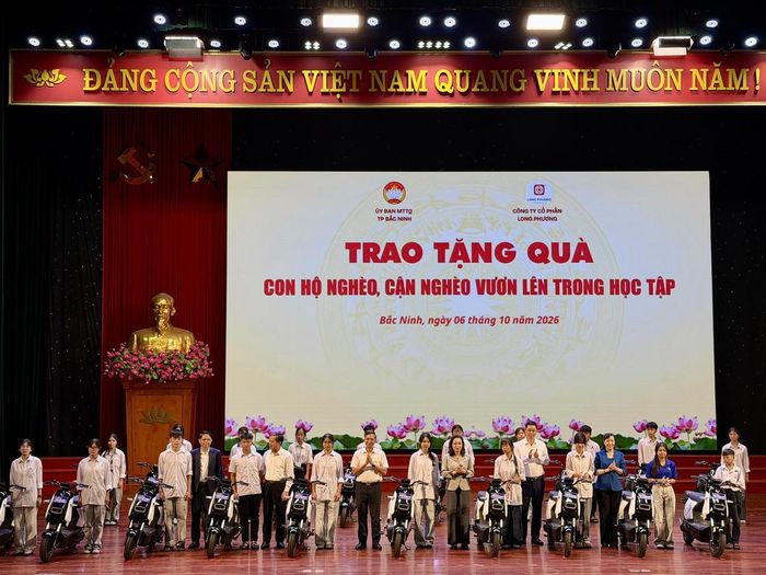 Ban tổ chức đã trao 20 suất quà đặc biệt cho 20 em học sinh là con hộ nghèo, hộ cận nghèo. Ảnh: TN