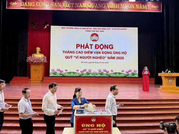 Hoạt động quyên góp chung tay vì người nghèo ngay tại chương trình. Ảnh: TN