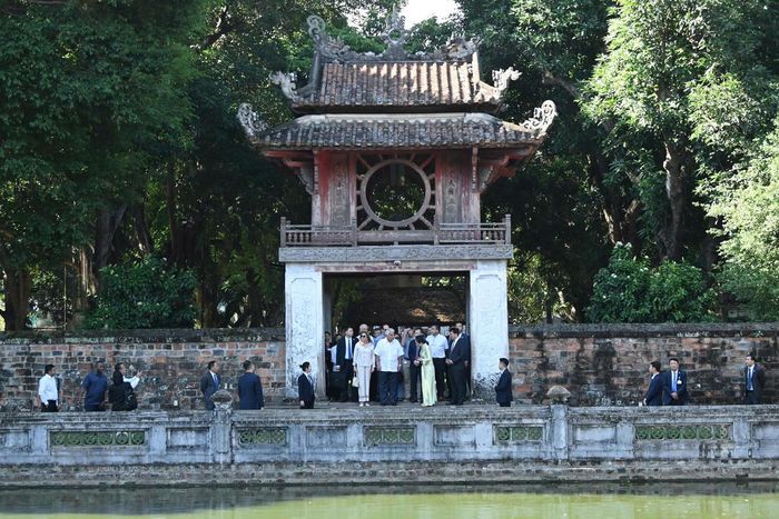 Tổng thống Panama cùng Phu nhân tại Khuê Văn Các. Ảnh: Mạnh Quân