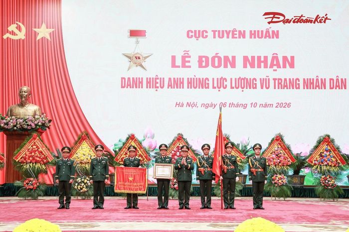 Thừa ủy quyền của Chủ tịch nước, Đại tướng Nguyễn Trọng Nghĩa trao danh hiệu Anh hùng Lực lượng vũ trang nhân dân tặng Cục Tuyên huấn. Ảnh: Quang Vinh
