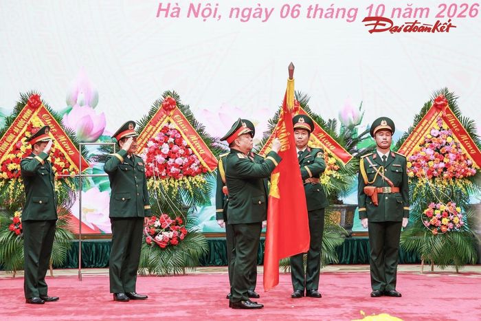 Thừa ủy quyền của Chủ tịch nước, Đại tướng Nguyễn Trọng Nghĩa trao danh hiệu Anh hùng Lực lượng vũ trang nhân dân tặng Cục Tuyên huấn. Ảnh: Quang Vinh