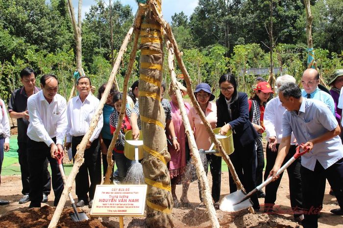 Bà Hà Thanh cùng các đại biểu tại Lễ trồng cây và khánh thành công trình “Vườn cây hữu nghị” tại Khu di tích lịch sử địa đạo Củ Chi ngày 22/8. Ảnh: T.Luân.
