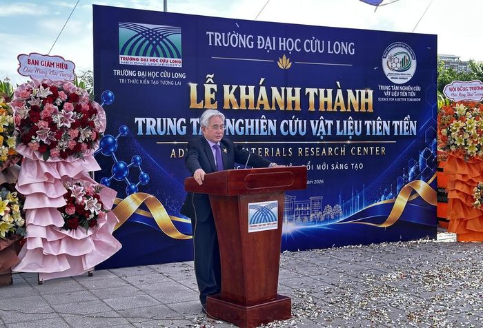 Nhà giáo Ưu tú, PGS.TS Lương Minh Cừ, Bí thư Đảng ủy, Hiệu trưởng Trường Đại học Cửu Long phát biểu tại lễ khánh thành. (Ảnh: Trung Ngãi).