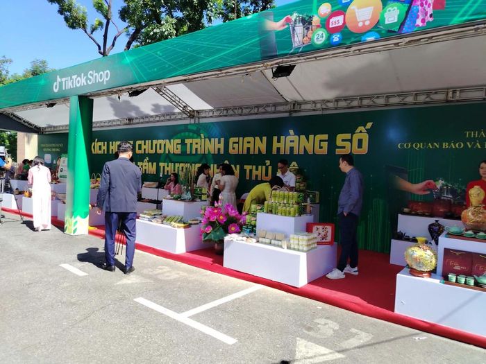 Các gian hàng giới thiệu sản phẩm OCOP. Ảnh: H.H.