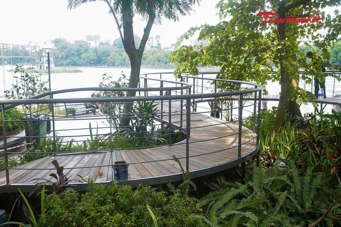 Những ngày đầu tháng 10, tại khu vực vườn hoa và đường dạo ven bờ phía Tây Hồ Gươm, dọc phố Lê Thái Tổ, công nhân đang khẩn trương lắp đặt, hoàn thiện các hạng mục của không gian nghệ thuật “Dải lụa ký ức”.